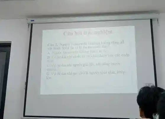 Câu hỏi trắc nghiệm
Câu 2. Người Venezuela thường kiêng tặng đồ
vật hình xoǎn ốc vì lý do nào sau đây?
A. Người Venezuela không thích ǎn ÔC.
B. Vỏ ốc ám chỉ chiếc tù và khai chiến của các cướp
biên.
C. Vô ốc ám chỉ người giả dối, nói nǎng loanh
quanh.
D. Vó ốc ám chỉ gia chủ là người nhút nhát, khép
kín.