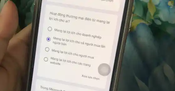 Hoạt động thương mại điện tử mang lại
lợi ích cho ai?
) Mang lại lợi ích cho doanh nghiệp
C
Mang lai lợi ích cho cả người mua lần
người bán
Mang lại lợi ích cho người mua
Mang lại lợi ích cho các trang
website