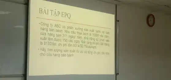 BÀI TÀ PEPO
Công ty ABC có phân vường sản vuôn bêm và của
của hàng bán 3ặt ngày nǎm (hànhục/6-phân
hàng bán banh Nhu cầu mưa banh là 10000 cái nǎm
xuất làm được 150cgrave (a)i/nggrave (a)y Biết rằng chi phí đặt hàng
 150/lgrave (hat (a))n ; chi phí tồn trữ là 0.75 cái/nǎm.
cho cửa hàng bán bánh
- Hãy tính lượn g sản xuất tối vu và tổng chi phidn kho